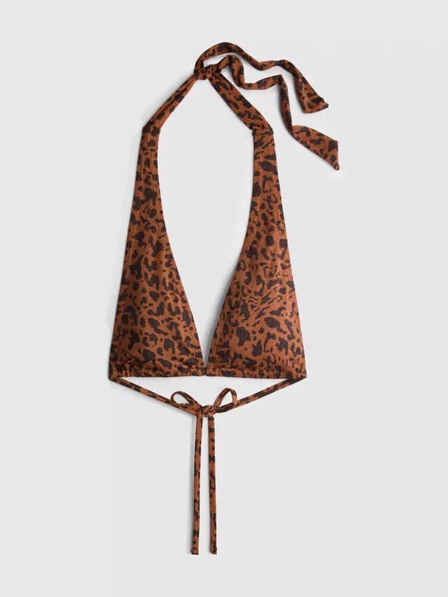 Top de bikini de Paula Echevarría con cuello halter y estampado de leopardo