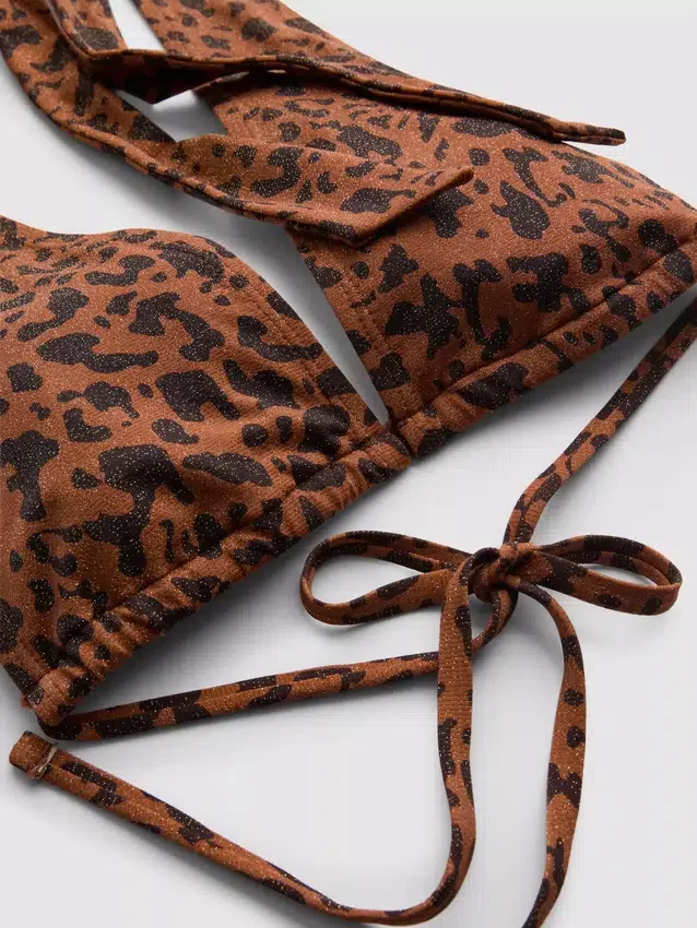Top de bikini de Paula Echevarría con cuello halter y estampado de leopardo