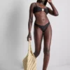 Top de bikini escotado con detalles florales