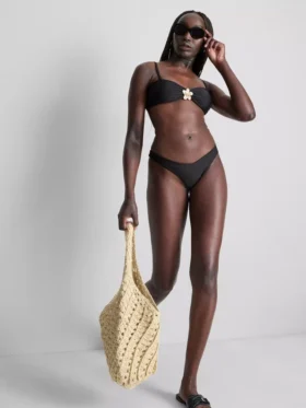 Top de bikini escotado con detalles florales