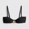 Top de bikini escotado con detalles florales