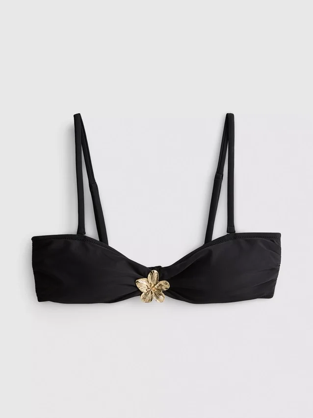 Top de bikini escotado con detalles florales