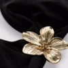 Top de bikini escotado con detalles florales