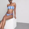 Top de bikini tipo bandeau estampado