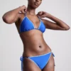 Top de bikini triangular con detalles de costuras