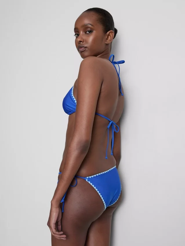Top de bikini triangular con detalles de costuras