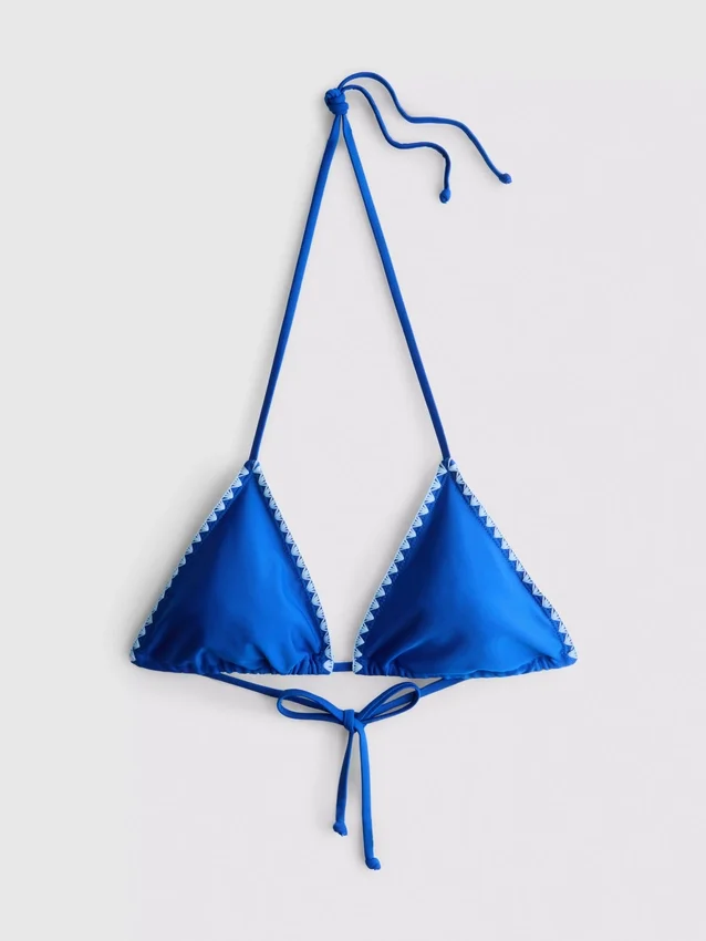 Top de bikini triangular con detalles de costuras