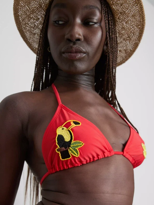 Top de bikini triangular con diseño de tucán