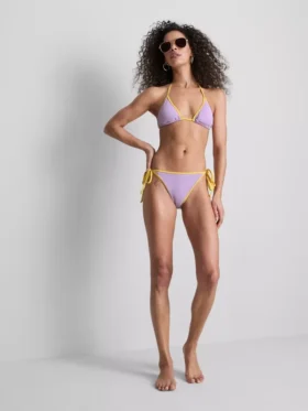 Top de bikini triangular con efecto arrugado en contraste