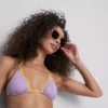 Top de bikini triangular con efecto arrugado en contraste