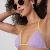 Top de bikini triangular con efecto arrugado en contraste