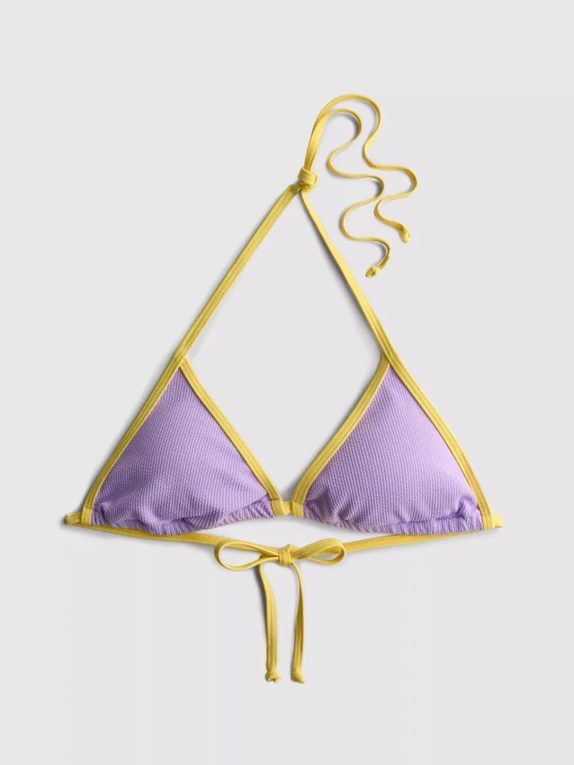 Top de bikini triangular con efecto arrugado en contraste