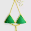 Top de bikini triangular con efecto arrugado en contraste