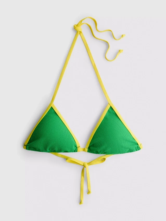 Top de bikini triangular con efecto arrugado en contraste