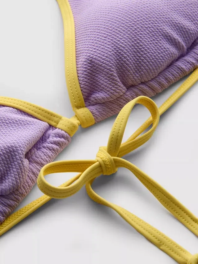 Top de bikini triangular con efecto arrugado en contraste