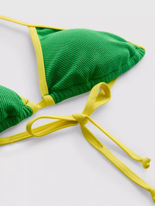 Top de bikini triangular con efecto arrugado en contraste