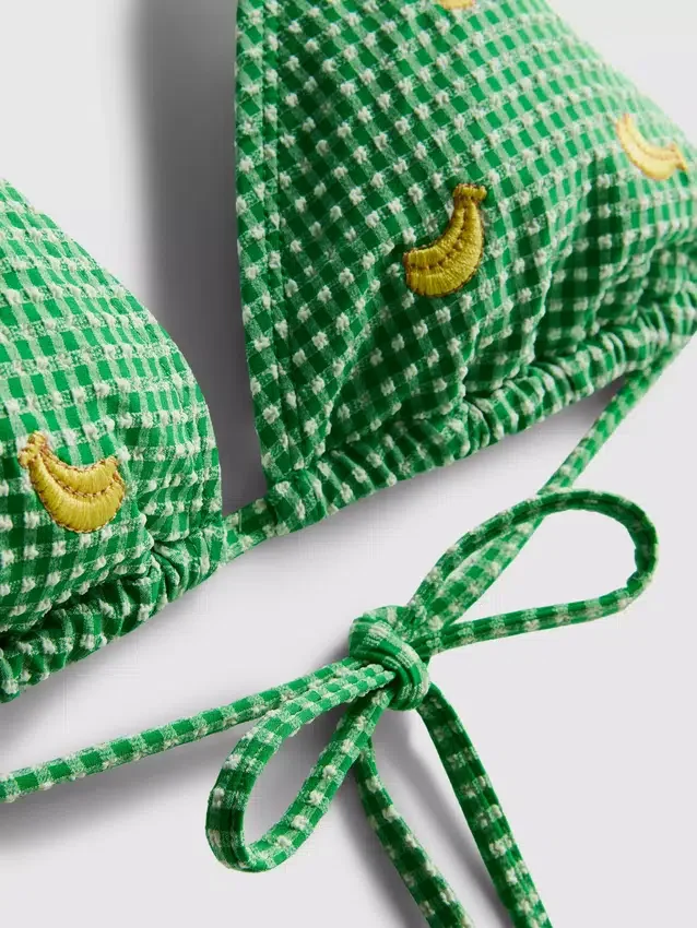 Top de bikini triangular con estampado de cuadros vichy y plátano