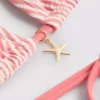 Top de bikini triangular con estampado de estrellas de mar a rayas