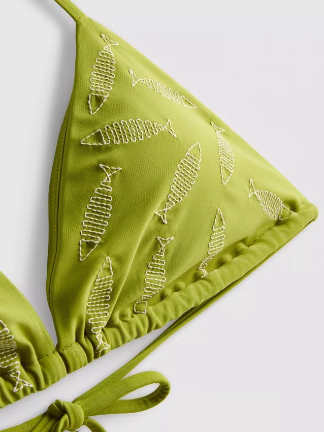 Top de bikini triangular con peces bordados