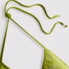 Top de bikini triangular con peces bordados