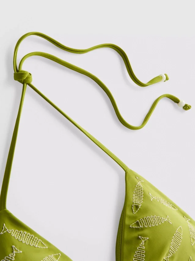 Top de bikini triangular con peces bordados