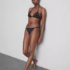 Top de bikini triangular con pedrería