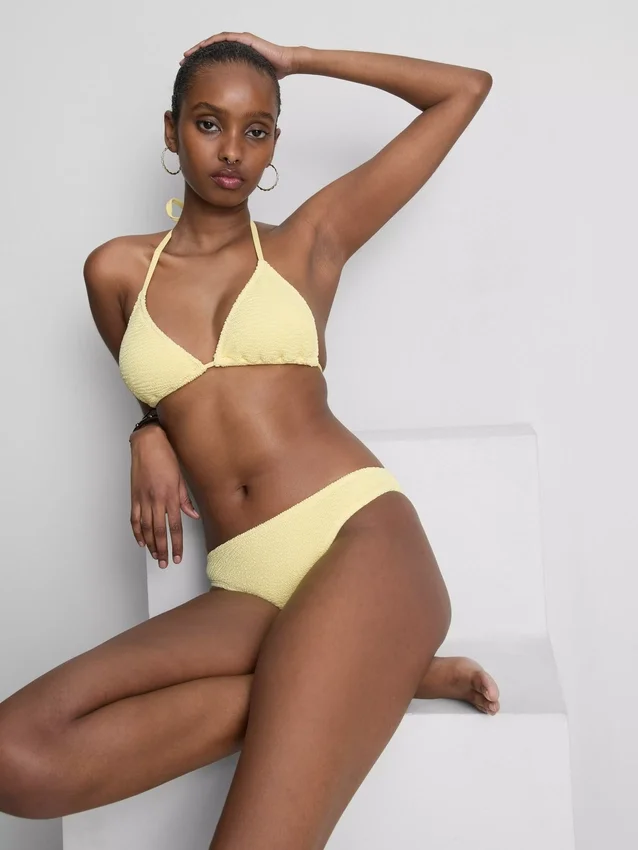 Top de bikini triangular con textura arrugada