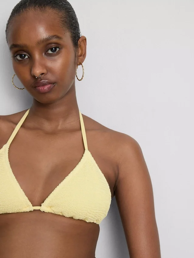 Top de bikini triangular con textura arrugada