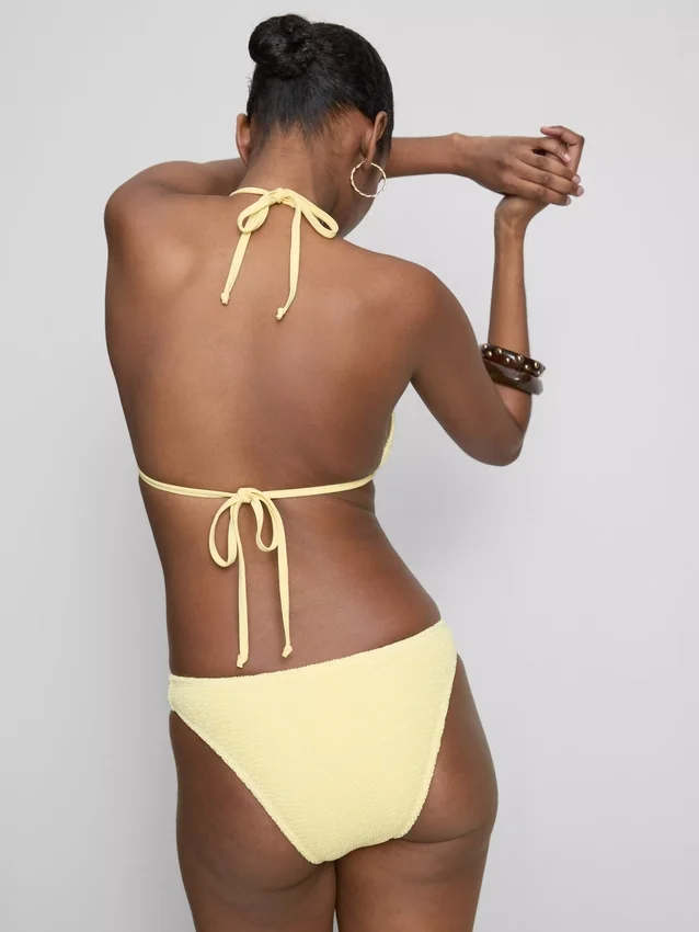 Top de bikini triangular con textura arrugada