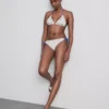 Top de bikini triangular con textura y estampado de limones