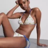 Top de bikini triangular con textura y estampado de limones
