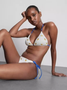 Top de bikini triangular con textura y estampado de limones