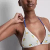 Top de bikini triangular con textura y estampado de limones