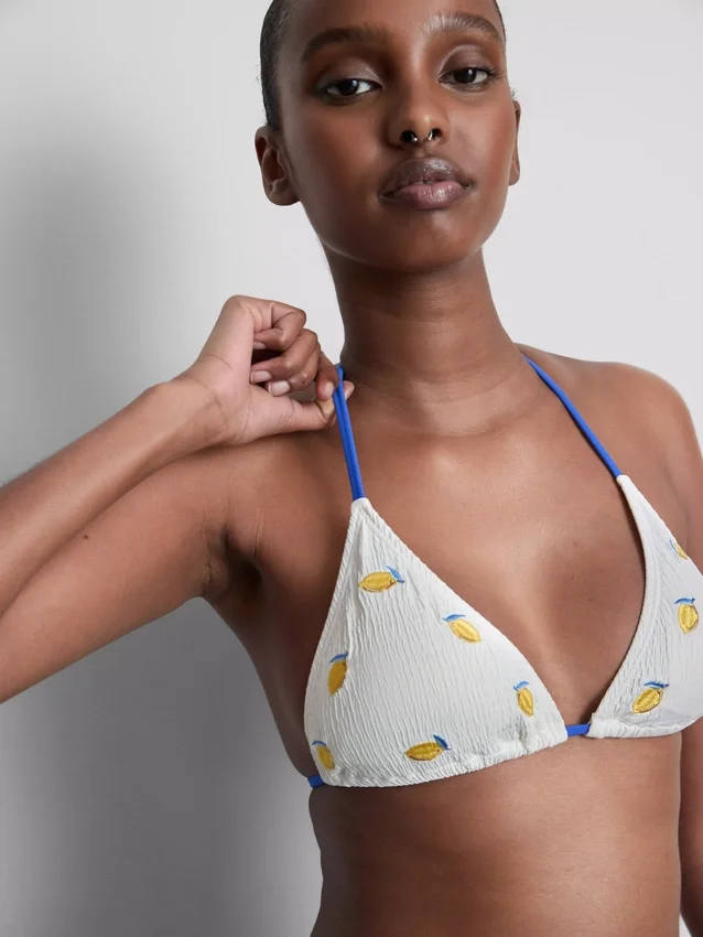 Top de bikini triangular con textura y estampado de limones