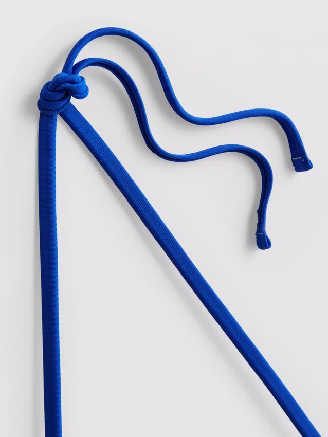 Top de bikini triangular con textura y estampado de limones
