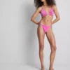 Top de bikini triangular con volantes brillantes