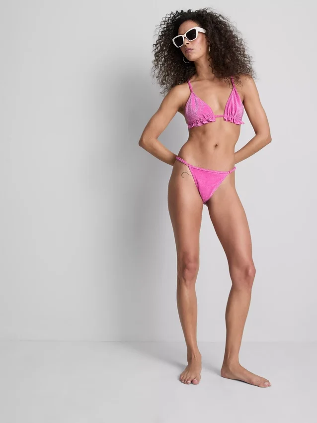 Top de bikini triangular con volantes brillantes