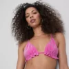 Top de bikini triangular con volantes brillantes