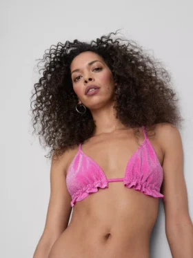 Top de bikini triangular con volantes brillantes