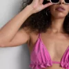 Top de bikini triangular con volantes brillantes