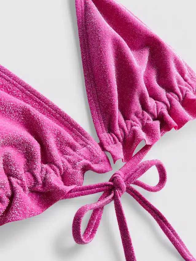 Top de bikini triangular con volantes brillantes