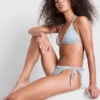 Top de bikini triangular de cuadros vichy con ribete de margaritas