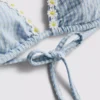 Top de bikini triangular de cuadros vichy con ribete de margaritas