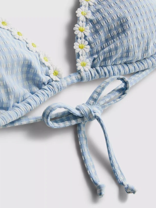 Top de bikini triangular de cuadros vichy con ribete de margaritas