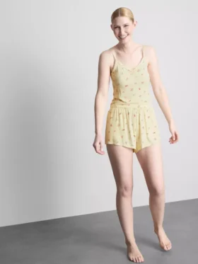 Top de pijama tipo camisola con estampado floral y tejido acanalado
