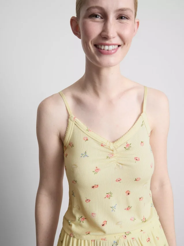 Top de pijama tipo camisola con estampado floral y tejido acanalado