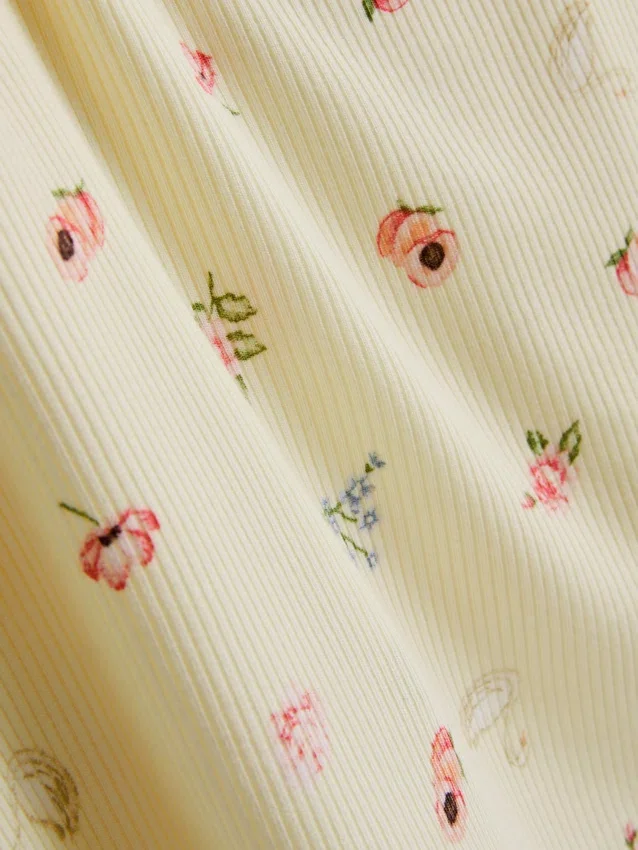 Top de pijama tipo camisola con estampado floral y tejido acanalado