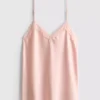 Top de pijama tipo camisola de encaje satinado de The Edit