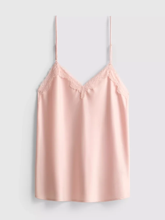 Top de pijama tipo camisola de encaje satinado de The Edit