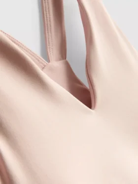 Top deportivo corto con cuello en V